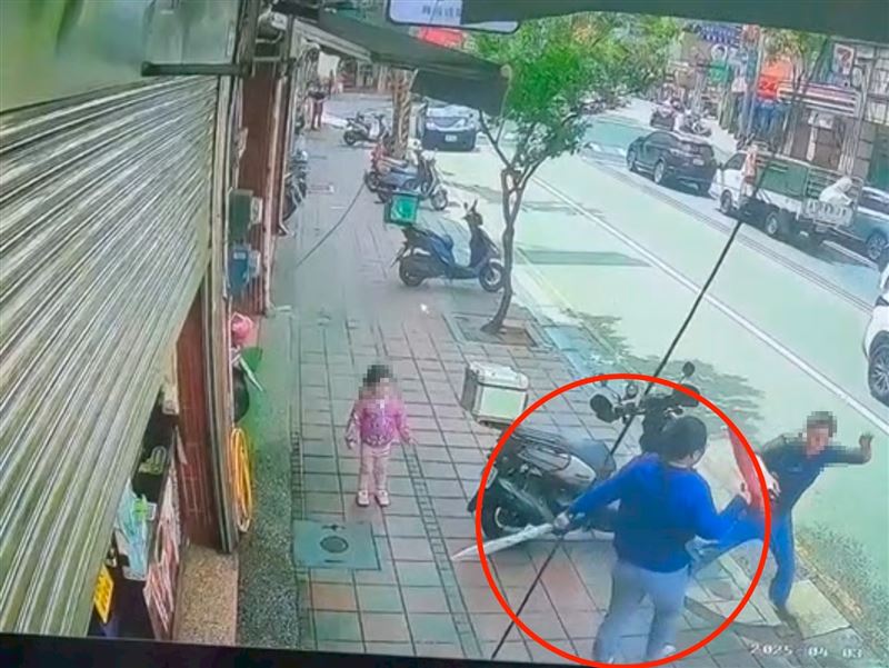 桃園婦人買飲料突然爆氣，從包包拿出刀子攻擊，還刺傷一名3歲女童。（圖／翻攝畫面）