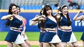 ▲中職36年新莊棒球場開幕戰，Fubon Angels韓籍成員李雅英、李珠珢、南珉貞跳開場舞 。（圖／記者劉彥池攝影）