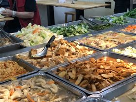 網友抱怨花錢買500元自助餐便當，竟連養樂多都要另外加錢。（示意圖／翻攝自PhotoAC、臉書社團「台東大小事(114年)」）