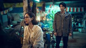 ▲張鈞𡩋產婦接生後，想起自己和孩子的關係；連炳發也發現了她內心的自責感。（圖／公視、中華電信、瀚草文創提供） 