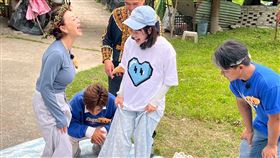 楊繡惠（左起）、阿翔跟籃籃體驗傳統逗趣的腳踩脫殼。（圖／民視提供）