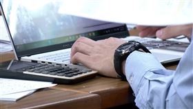 打電腦 筆記型電腦 工作 上班族 加班 貿易