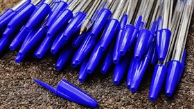 雄獅文具解釋原子筆筆蓋上獨特的「小洞」設計，是為了避免兒童吞食時窒息。（示意圖，pixabay）