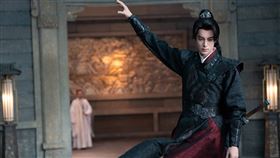 《大奉打更人》王鶴棣劇中造型帥氣掀討論熱潮。（圖／愛爾達電視提供）