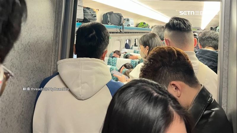 高鐵爆人潮！乘客把桌當椅坐　民眾怒斥