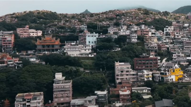 這景點超夯…一旁多墓　旅客：沒人處理？