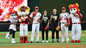 ▲味全龍開幕戰邀請HBL男女子組冠軍，松山高中、北一女代表開球。（圖／味全龍提供）