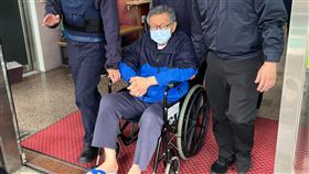 柯文哲乘坐輪椅出院  返回看守所民眾黨前主席柯文哲（前中）2日在衛生福利部台北醫院進行輸尿管鏡手術，取出結石後住院觀察。柯文哲3日下午坐著輪椅出院，在台北看守所人員戒護下離開醫院。中央社記者趙敏雅攝  114年4月3日