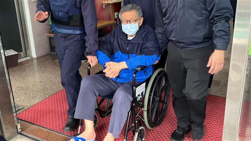 柯文哲虛弱坐輪椅術後狀況曝：要吃3種藥