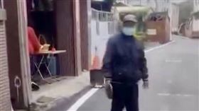 南投一名阿伯冒充廟方人員，跟在遶境神轎後方，沿路跟民眾要紅包。（圖／翻攝自「宗教爆報」臉書）