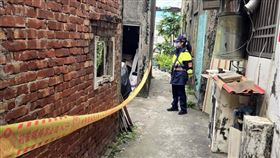 男嬰赤裸陳屍紙箱 嘉義檢警疑為死後棄置嘉義布袋鎮某廢棄民宅前，2日發現一名臍帶未剪男嬰陳屍紙箱內；檢警已完成相驗，懷疑為死後棄置，發現紙箱現場已拉起封鎖線蒐證。（警方提供）中央社記者黃國芳傳真  114年4月2日