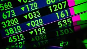 台股3月下殺逾千點  卓榮泰：長期呈穩定趨勢外界關注台股3月至今已下跌逾千點，政府是否有護盤策略。行政院長卓榮泰28日表示，台灣的經濟體質相當健全穩定，國內股市長期以來還是呈現穩定趨勢。中央社記者王騰毅攝  114年3月28日