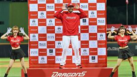 ▲味全龍洋投龍聖開箱，拿下單場MVP跳舞慶祝。（圖／味全龍提供）