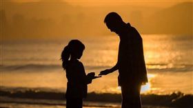 14歲少女知父是別人！37年後DNA尋到生父