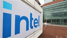 台積電英特爾傳合作 劉鏡清回應（2）台積電宣布加碼美國投資後，市場近日又傳出可能與英特爾（Intel）合作的傳聞，身兼台積電法人董事的國發會主委劉鏡清19日表示，他可以很肯定地說，董事會從來沒討論過這個問題。圖為台北市南港區英特爾台灣分公司外觀招牌。中央社記者翁睿坤攝 114年3月19日