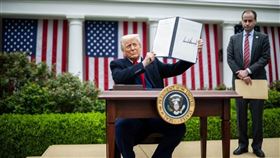 美國總統川普宣布將對各國開徵對等關稅。（圖／翻攝自THE White House粉專）
