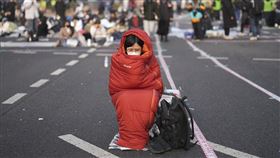 ▲4日在韓國憲法法院附近聚集許多徹夜等待要求彈劾總統尹錫烈的民眾。（圖／美聯社／達志影像）