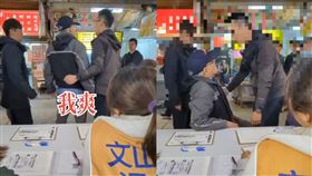 男子霸佔罷團攤位還叫囂（組合圖／皆翻攝自文山退葆threads）