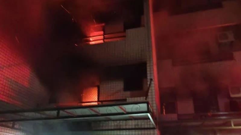 民宅半夜失火！33歲母抱女兒跳樓骨折送醫