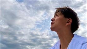 木村拓哉特地穿特製浴袍，曬出台北天空對大家致謝。（組合圖／翻攝自木村拓哉 IG）