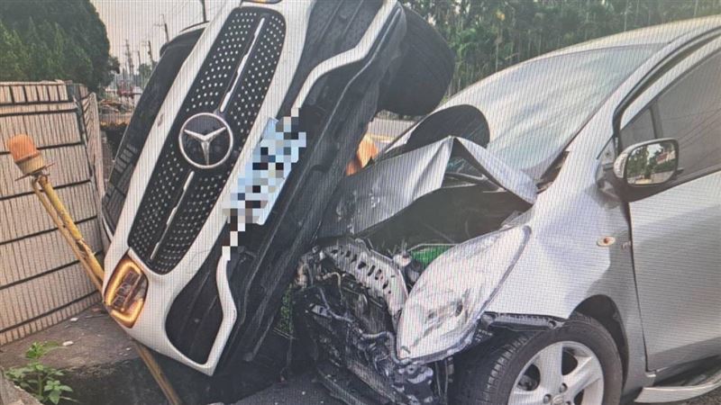 屏東內埔車禍！賓士路口撞小客車下秒翻覆