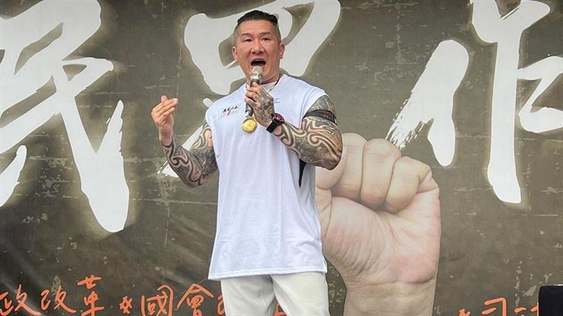 館長、蘇一峰竟都稱「送台積電換課32%」