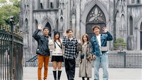 《嗨！營業中》全新組合左起姚元浩、莎莎、包偉銘、白安、郭泓志。（圖／好看娛樂）