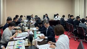 行政院長卓榮泰今天在臉書發文指出，美國關稅細則陸續出爐，因應未來可能的影響，行政團隊持續「積極全面準備、有效控管風險、擴大支持產業」，兩日來不分日夜、密集研討。（圖／翻攝自卓榮泰臉書）