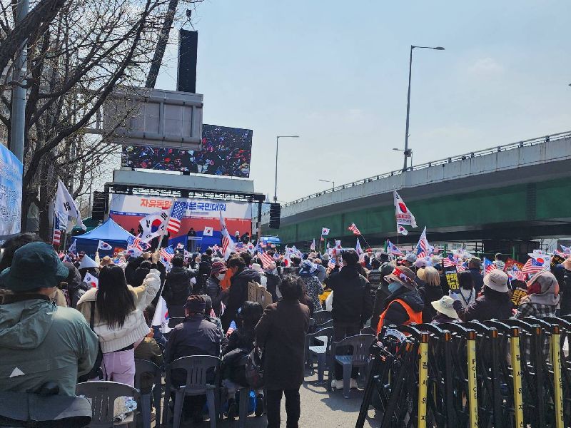 韓國憲法法院就總統尹錫悅彈劾案宣判，許多民眾一早就聚集在總統官邸附近，等候宣判結果