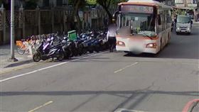新北板橋公車撞翻10台機車，司機扶好機車未報警就離去。（圖／翻攝畫面）