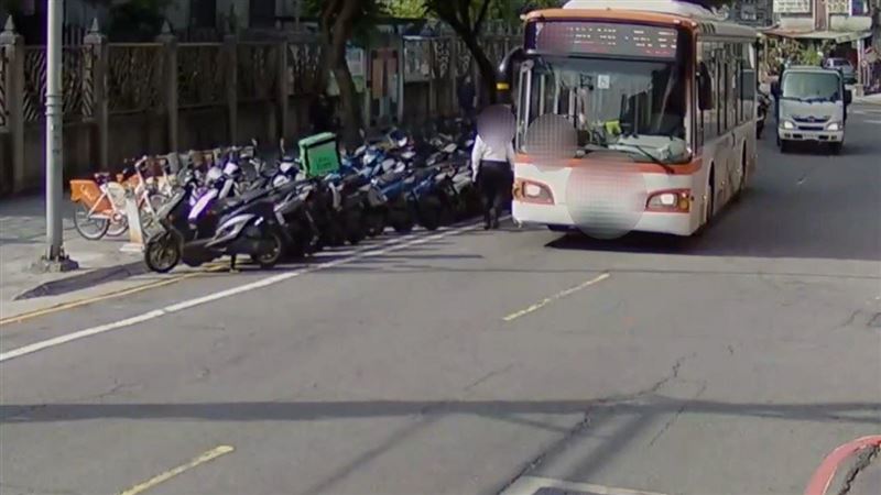 新北公車撞翻10機車！司機扶好車閃人慘了