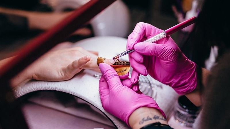 堂妹畢業想做美甲業！他秒喊「怎打醒她」