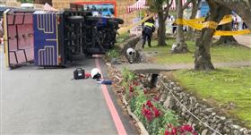 宜蘭綠色博覽會遊園小火車翻覆，壓倒夫妻。（圖／翻攝畫面）