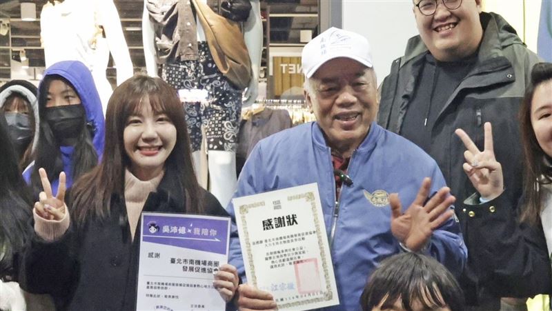 送愛心！吳沛憶助弱勢孩童挑新衣過兒童節