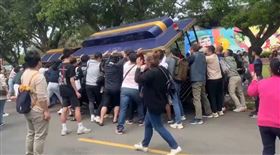 宜蘭綠色博覽會遊園小火車翻覆壓傷老夫妻，遊客合力救人。（圖／翻攝畫面）