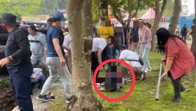 宜蘭綠色博覽會遊園小火車翻覆壓傷老夫妻，遊客合力救人。（圖／翻攝畫面）