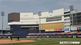 ▲洲際棒球場外野「白色怪物」將中外野下半部塗深色。（圖／記者黃耿誼攝影）