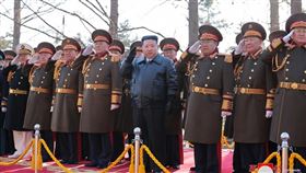朝鲜人民軍建軍77週年，北韓領導人金正恩（中）出席朝鲜人民軍建軍節活動視察。（圖／翻攝自北韓中央通信社）