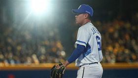 ▲富邦悍將為曾峻岳登板設計燈光秀。（圖／富邦悍將提供）