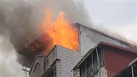 深坑公寓頂家竄出火煙。（圖／民眾提供） 