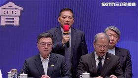 ▲行政院舉行「因應美國關稅 我國出口供應鏈支持方案」記者會。國發會主委劉鏡清(站立者)說明相關措施（圖／翻攝畫面）