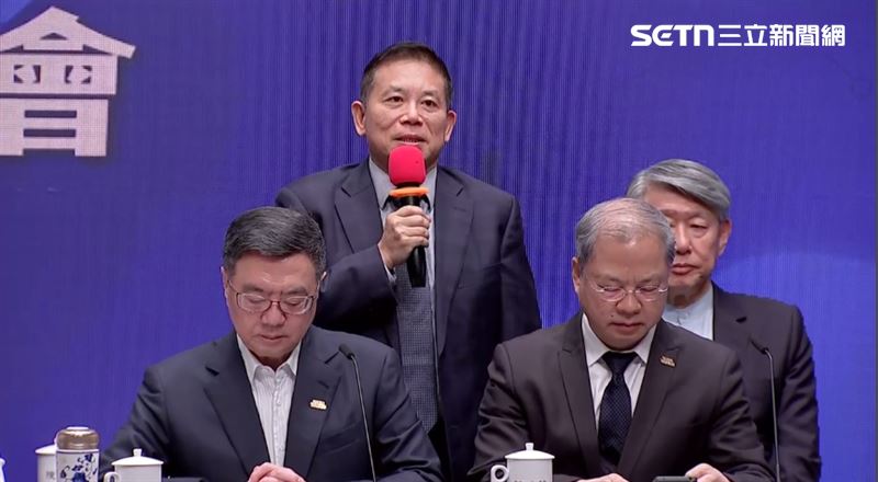 國發會主委(中)劉鏡清指出,在以伊目前狀態下估計對物價影響僅約0.2%。(圖/資料照)