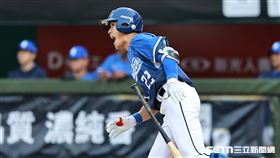 ▲中職36年，富邦悍將二壘手李宗賢適時安打送回陳真先馳得點。（圖／記者劉彥池攝影）