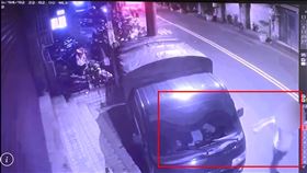 方男拿起路邊的棍棒砸小貨車。（圖／翻攝畫面）
