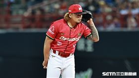 ▲中職36年，味全龍終結者林凱威聽不到捕手暗號被記1壞球。（圖／記者劉彥池攝影）