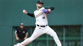 ▲台鋼雄鷹洋投後勁此役在第3局使用罕見蝴蝶球。（圖／台鋼雄鷹提供） 