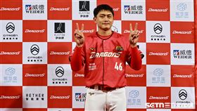 ▲中職36年，味全龍三壘手劉基鴻打回勝利打點，獲選單場MVP。（圖／記者劉彥池攝影）