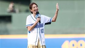 賈永婕昨到受邀到富邦悍將主場開球。（圖／翻攝自賈永婕臉書）