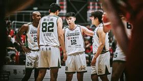 ▲台啤雲豹林信寬(著12號球衣者)飆出生涯單場新高25分。（圖／台啤雲豹提供） 