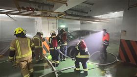 基隆老翁疑似酒駕自撞火燒車。（圖／翻攝畫面）